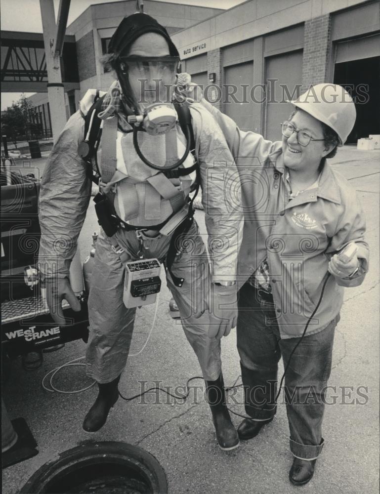 1984 Press Photo Milwaukee Sewer District, Judith A Gzegorski provides training - Historic Images