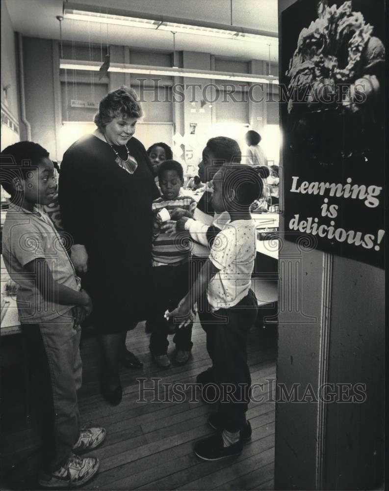 1993 Press Photo Clarke St. School Principal Diana Neicheril talks with pupils - Historic Images