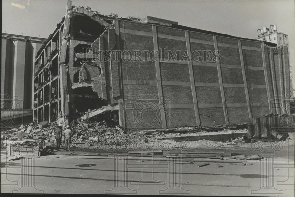 1982 Press Photo Alabama State Docks cold storage building coming down. - Historic Images