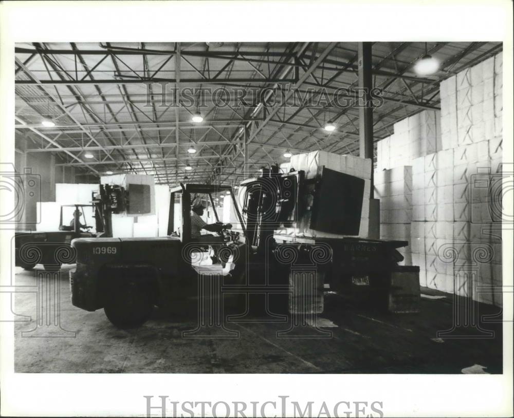 1990 Press Photo Alabama State Docks workers fill the warehouse with products. - Historic Images
