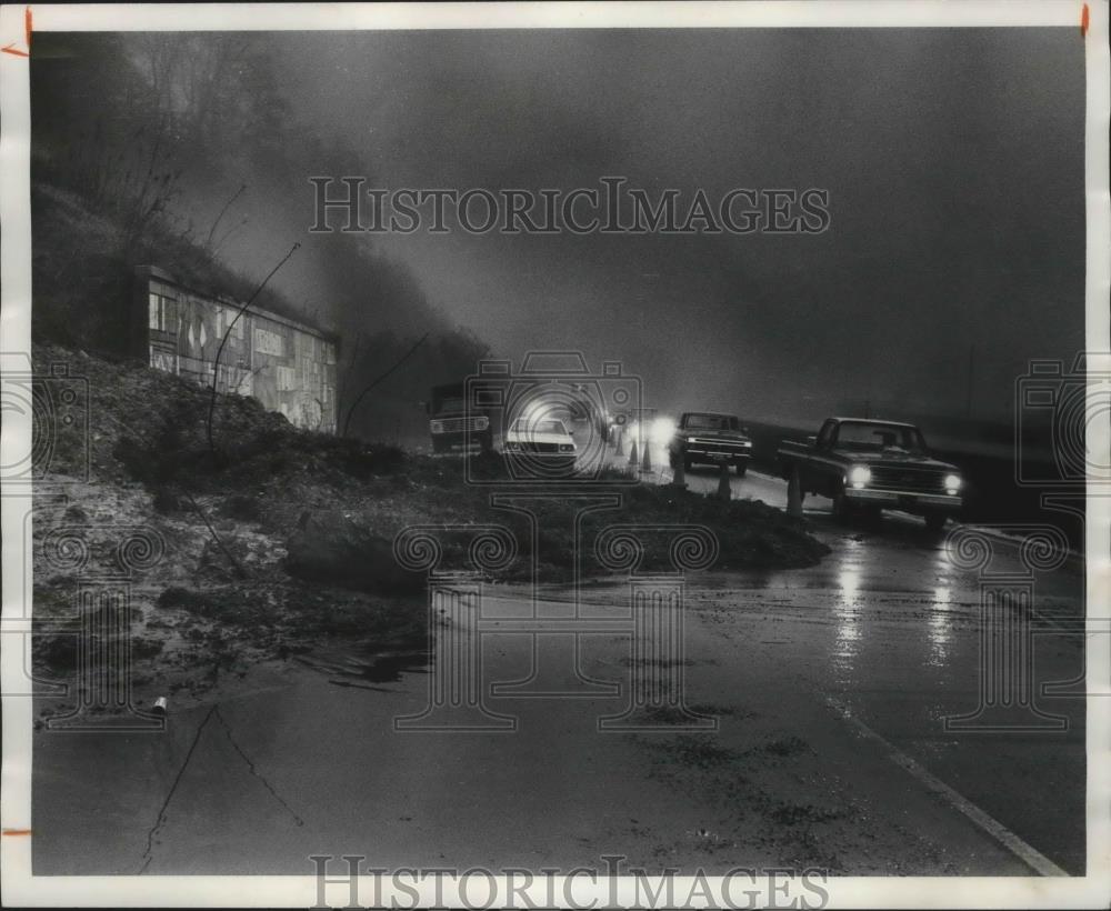 1976 Press Photo Alabama-Mudslide blocks two lanes of U.S. 280 during rush hour. - Historic Images