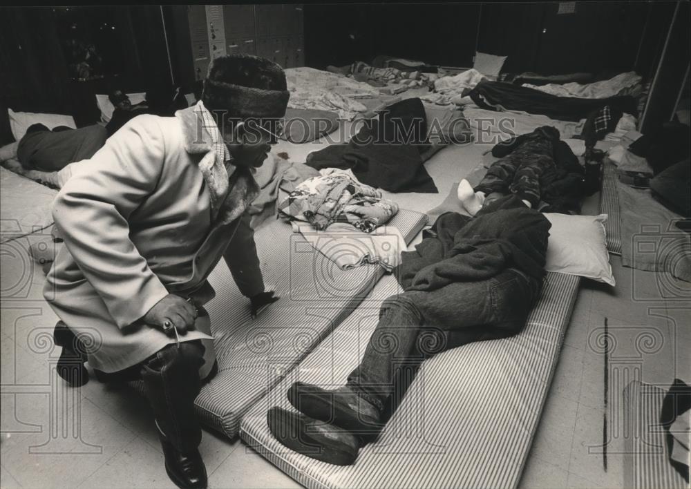 1985 Press Photo Council Member Eddie Blankenship Visits Birmingham Shelter - Historic Images