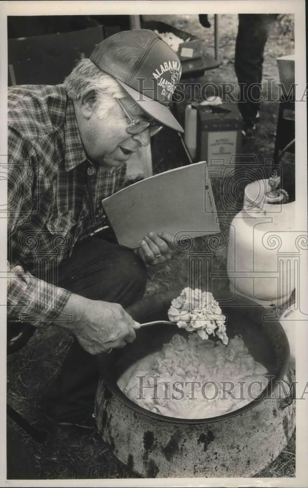 1988 Press Photo Alabama-Curtis Eiland stirring pot of Chitllins at Jamboree. - Historic Images