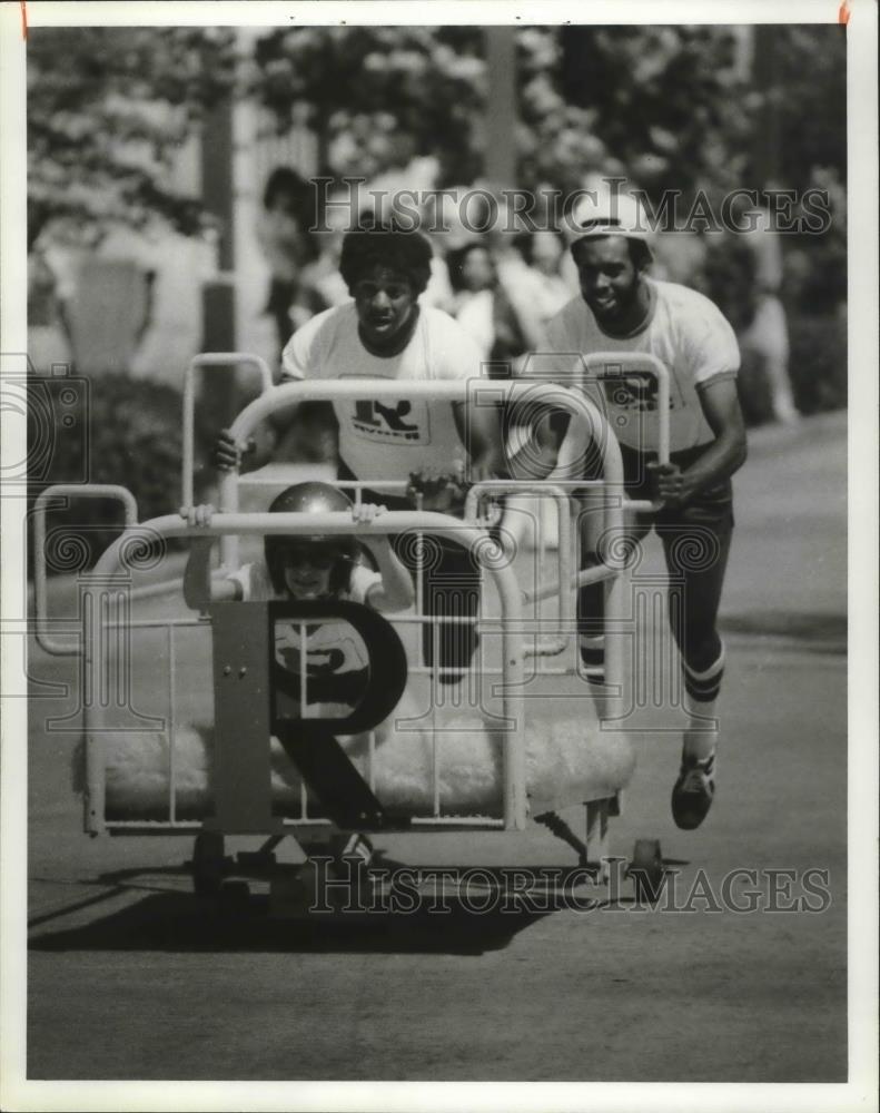 1980 Press Photo Alabama-Birmingham bed races' Ryder Trucks team in action. - Historic Images