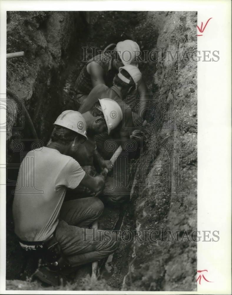 1988 Press Photo Alabama-Birmingham's South Central Bell repair crew working. - Historic Images