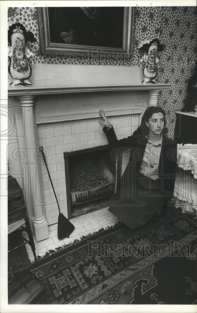 1980 Press Photo Bryding Adams Shows Mantel Details, Arlington, Birmingham - Historic Images