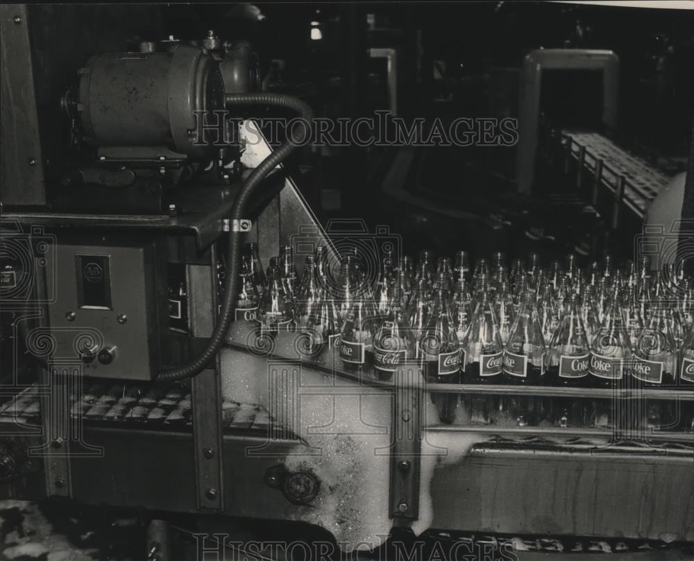 1983 Press Photo Alabama-Birmingham Coca Cola bottling Company&#39;s machines. - Historic Images