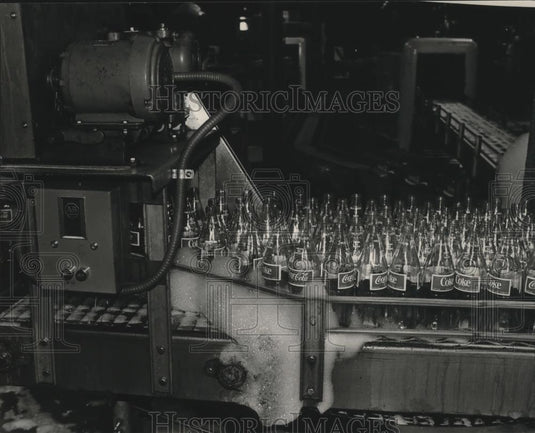 1983 Press Photo Alabama-Birmingham Coca Cola bottling Company's machines. - Historic Images