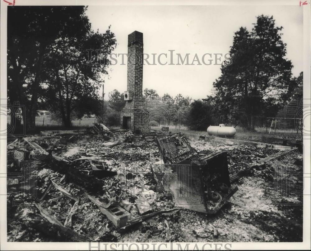 1989 Press Photo Alabama-Only a chimney remains standing at Warrior house fire. - Historic Images