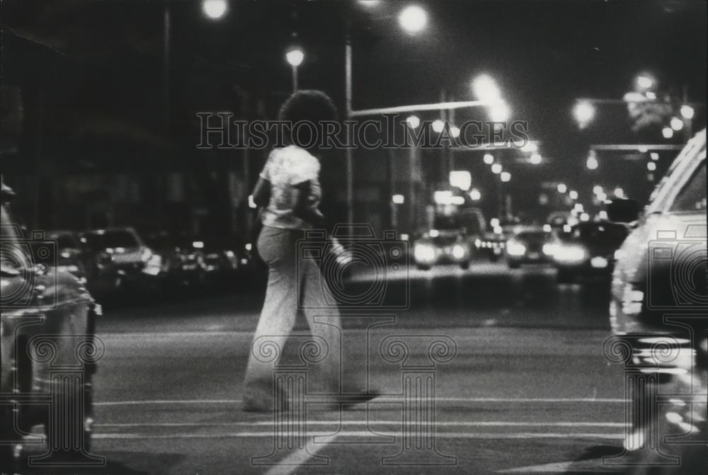 1976 Press Photo Alabama-Girls wander streets of downtown Birmingham. - Historic Images