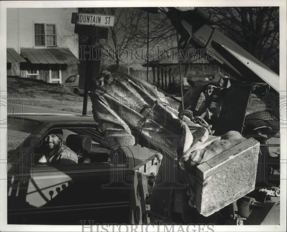 1987 Press Photo Alabama-Birmingham wrecker hauls statue that was vandalized. - Historic Images