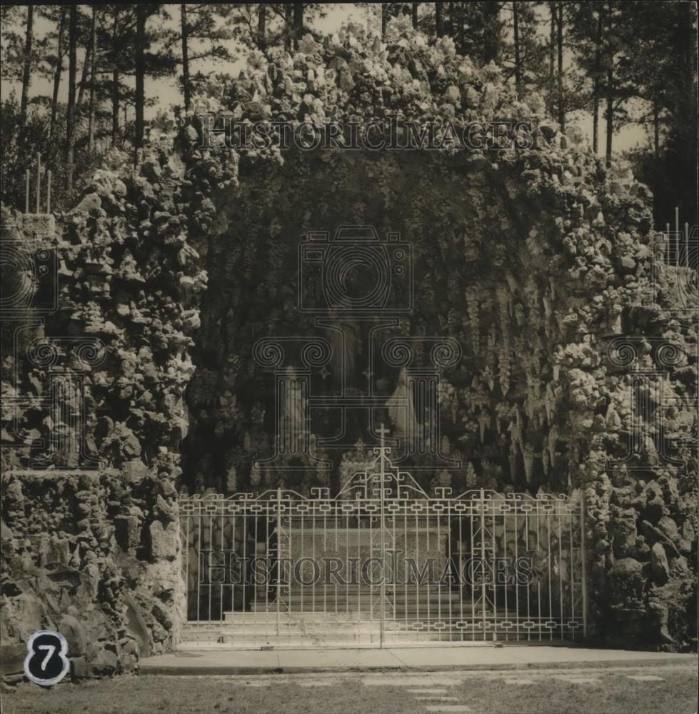 Press Photo Entrance to a Shrine - abna08614 - Historic Images