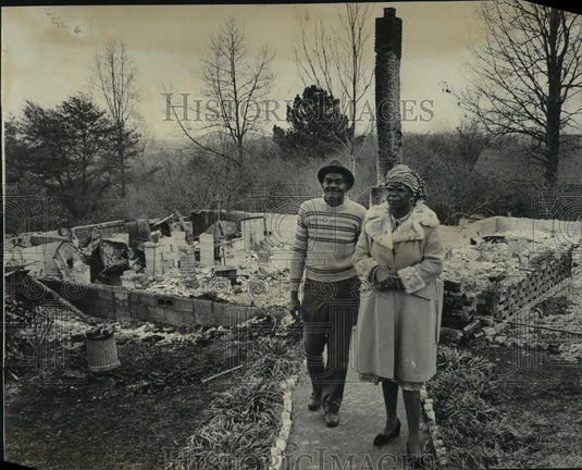 1979 Press Photo Alabama-Jessie Brantley, wife Amanda near burned out home. - Historic Images