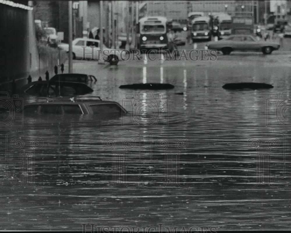 1976 Press Photo Cars at 19th Street Underpass Flooded, Birmingham, Alabama - Historic Images