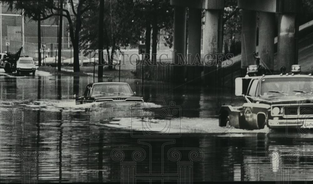1976 Press Photo Stranded Cars Get Towed From High Water in Birmingham, Alabama - Historic Images