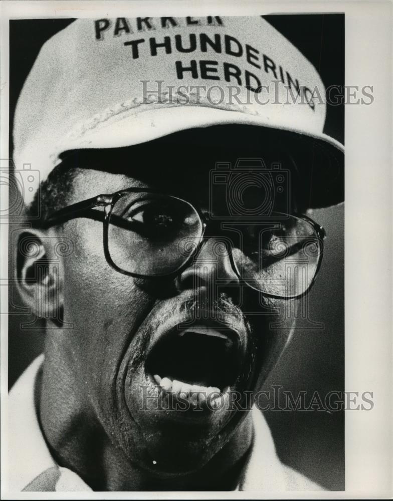 1987 Press Photo Parker High Football Coach Cecil Leonard Shouts Instructions - Historic Images