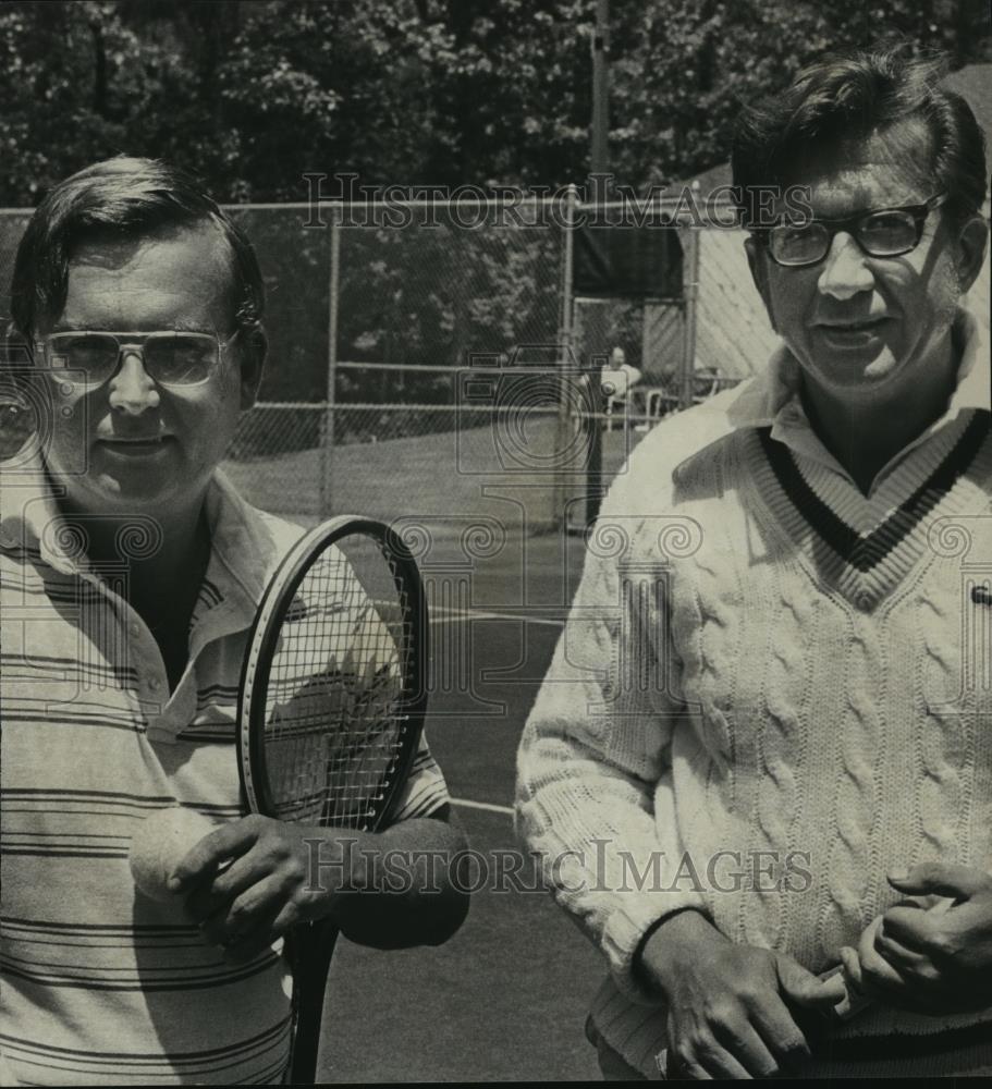 1976 Press Photo Joe Kuykendall And Champion Alex Hayday On The Tennis Court - Historic Images