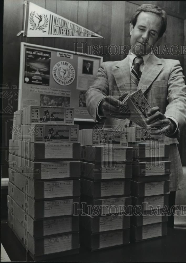 1980 Press Photo College Football Hall Of Fame Director Bob Lochamy With Tickets - Historic Images