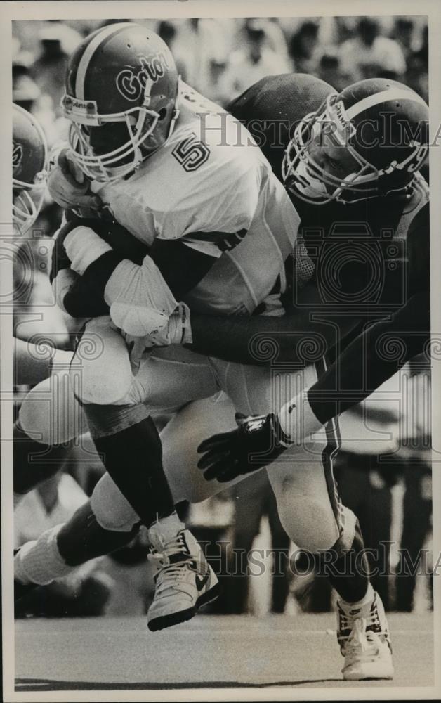 1990 Press Photo Alabama&#39;s Holdbrooks Grabs Florida Football Carrier McClendon - Historic Images