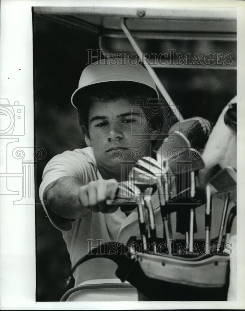 1980 Press Photo Teen Golfer Chris Gustin Selects An Iron From His Golfing Bag - Historic Images