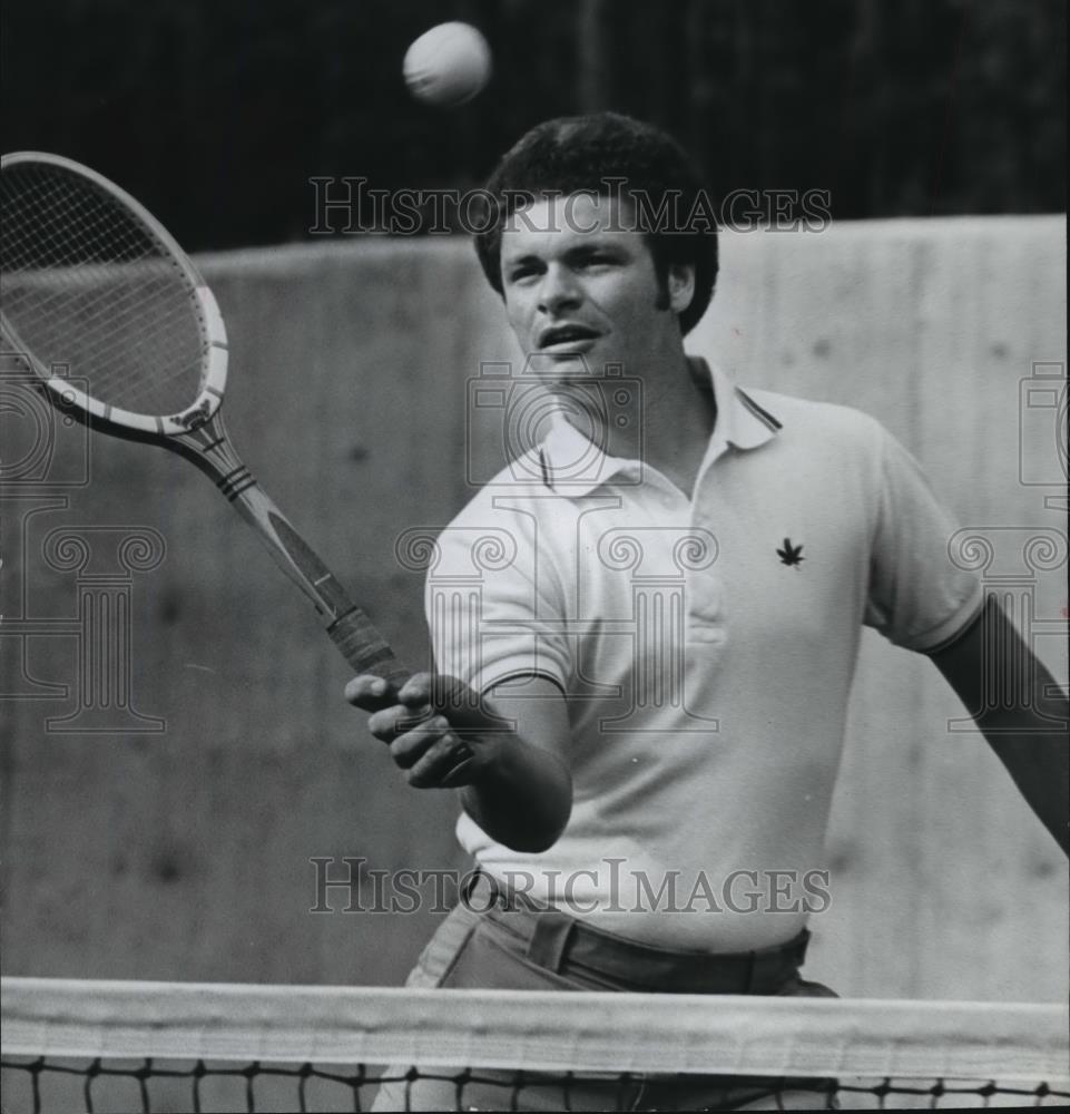 1977 Press Photo Tennis Professional Bill Herron Of Riverchase Country Club - Historic Images