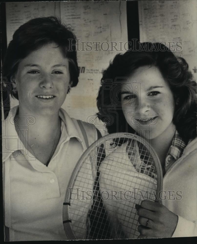 1978 Press Photo Reigning Ladies State Tennis Champion Leslie Hewett And Friend - Historic Images