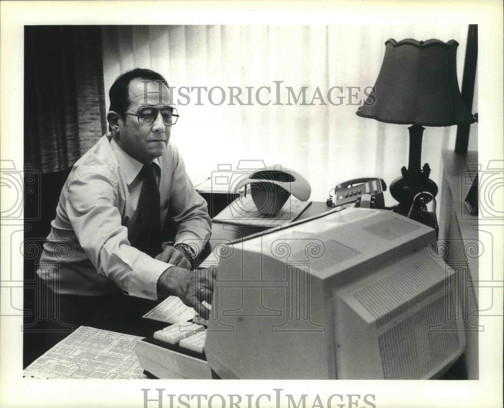 1981 Press Photo B Hall Rivers commodities expert fro Blunt, Ellis and Loewi - Historic Images