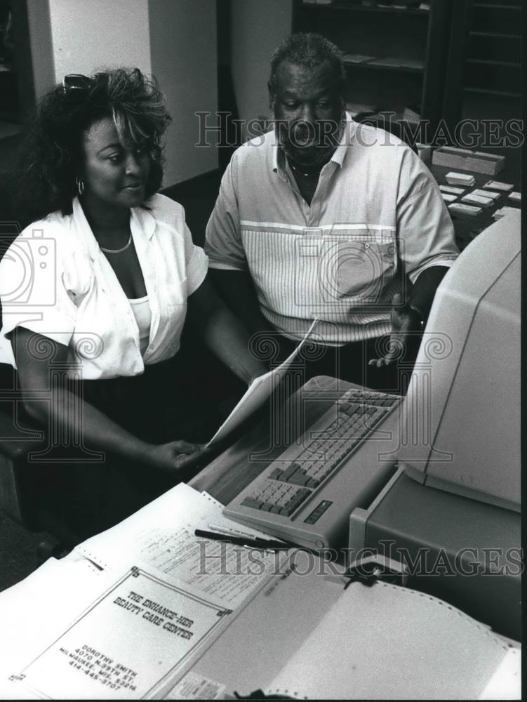 1990 Press Photo Julius Morgan &amp; Dorothy Smith at Milwaukee Enterprise Center - Historic Images