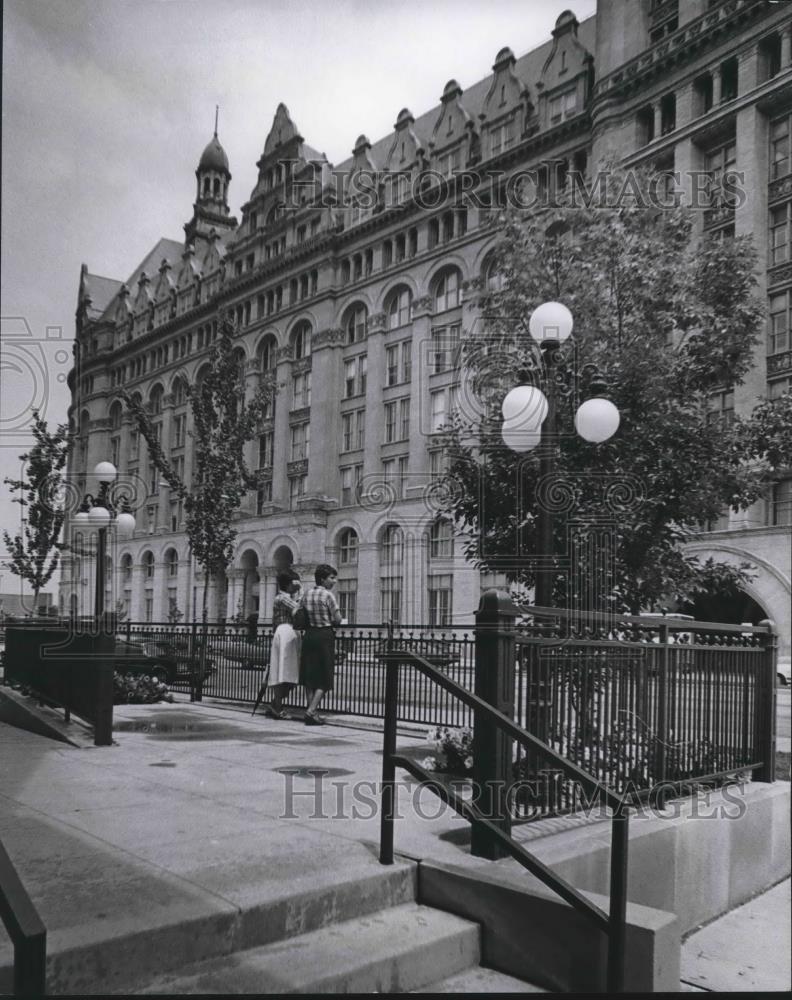 1978 Press Photo Mary Ann Park Is Iron Fenced And Next To City Hall - mjb54617 - Historic Images