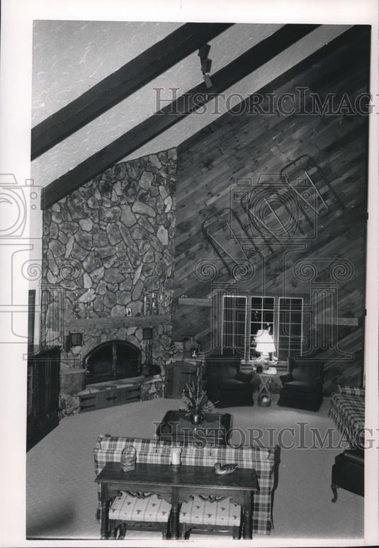 1989 Press Photo The Deede's Milwaukee home has three cow stanchions on the wall - Historic Images