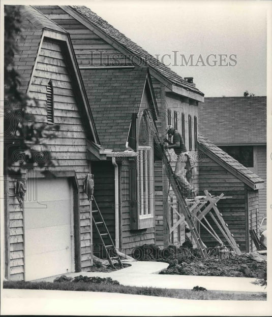 1986 Press Photo Worker finishing exterior of Wisconsin Oakmont Parade model - Historic Images