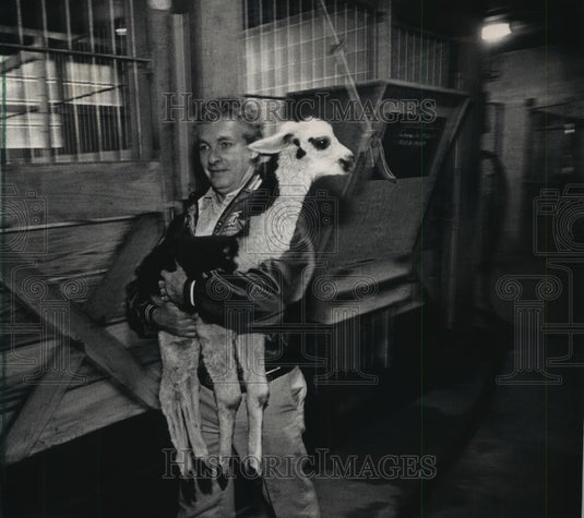 1992 Press Photo Bob Hoffmann carries baby Alpaca at Milwaukee zoo, Wisconsin - Historic Images