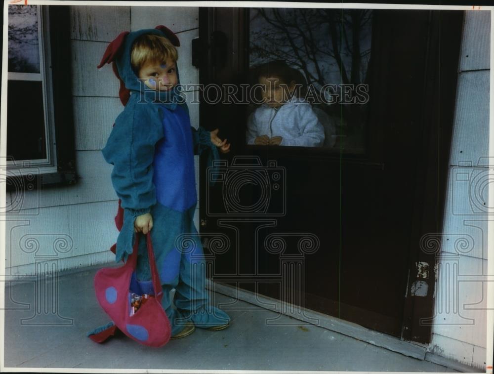 1993 Press Photo Chaz Wendt gives candy to Ian Lingle on Halloween in Waukesha - Historic Images