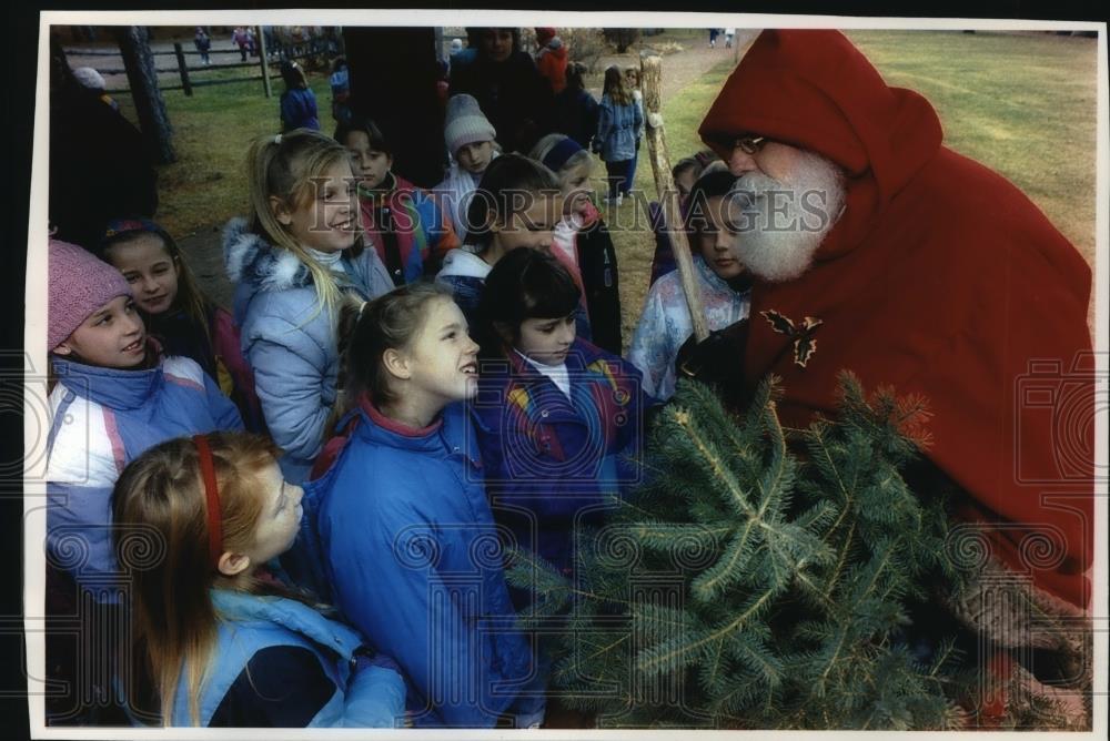 1993 Press Photo John Battram (Santa) shows off attire to Brownies, Wisconsin. - Historic Images