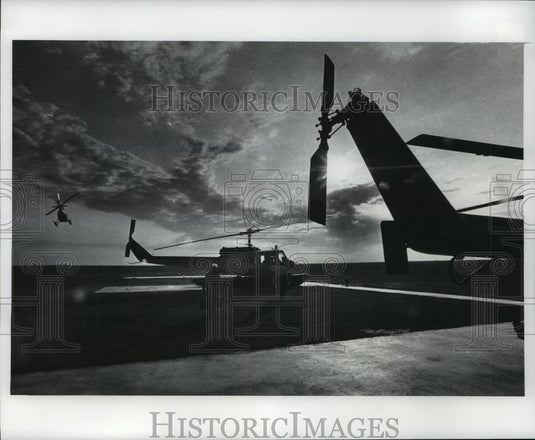 1978 Press Photo A helicopter heading seaward to one of the offshore oil rigs. - Historic Images