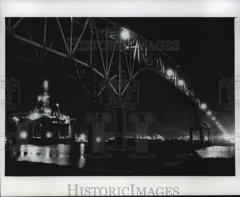 1978 Press Photo Steelworkers work at night to finish drilling rig, Port Arthur. - Historic Images