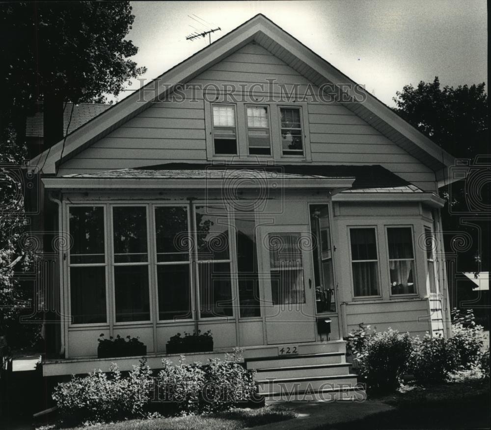 1989 Press Photo Michael McCarrier and wife renovated their bungalow, Milwaukee. - Historic Images