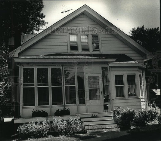 1989 Press Photo Michael McCarrier and wife renovated their bungalow, Milwaukee. - Historic Images