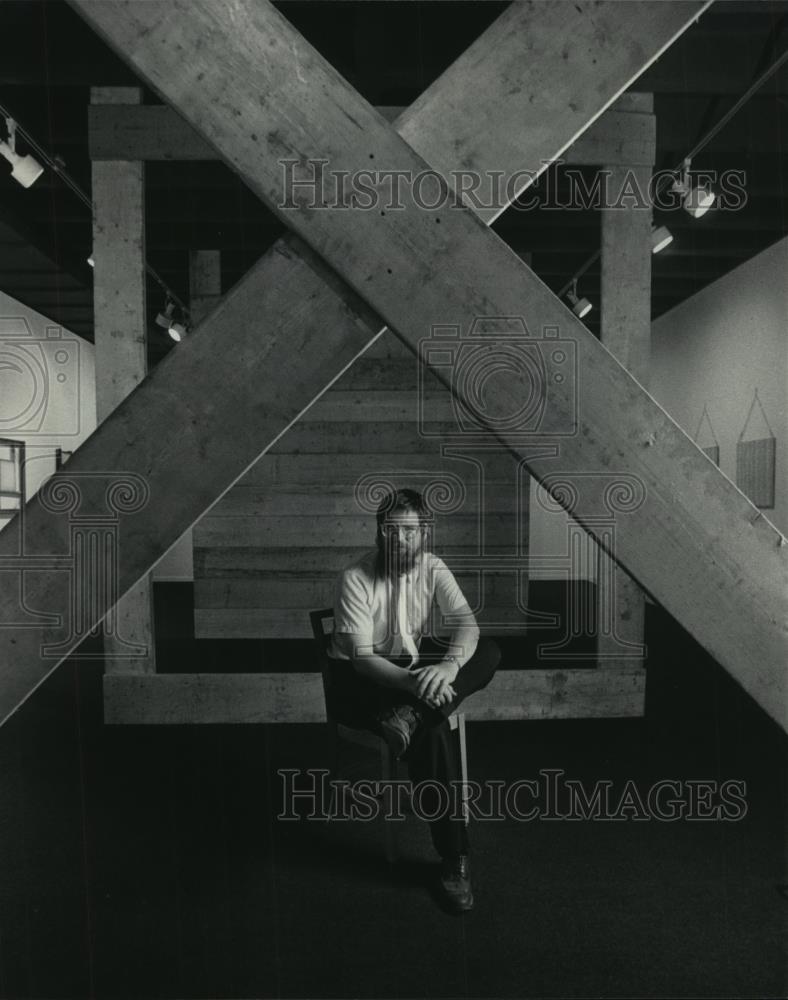 1985 Press Photo Morgan T. Paine and his exhibit at Alverno College - mjb55047 - Historic Images