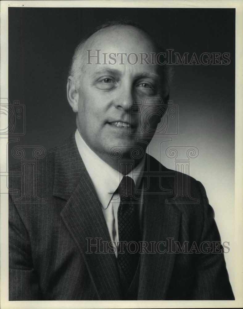 1984 Press Photo G. Edwin Howe, president of Saint LukeÃƒÆ’Ã‚Â¢s Hospital, Milwaukee. - Historic Images