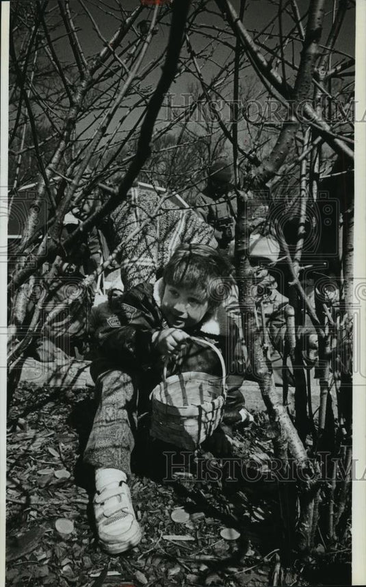 1991 Press Photo Jonathan Jones plays at Milwaukee County Zoo for Easter - Historic Images