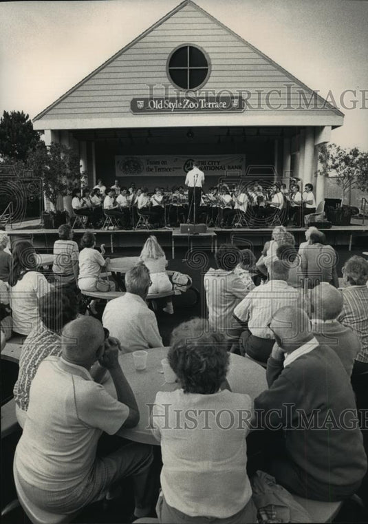 1992 Press Photo San Camillo Retirement residents at Milwaukee County Zoo event. - Historic Images
