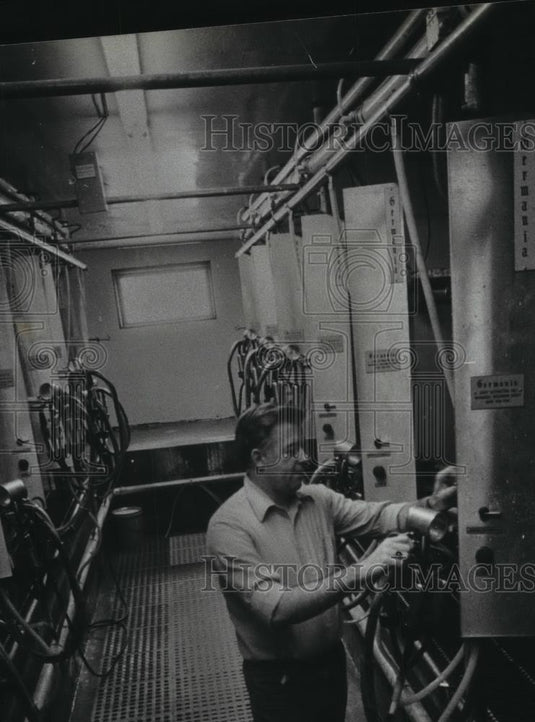 1981 Press Photo Donald Halderman inspecting equipment on farm in Monroe County - Historic Images