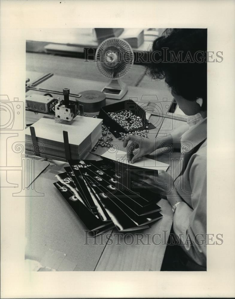 1986 Press Photo United States Hallmark Greeting Cards being decorated - Historic Images