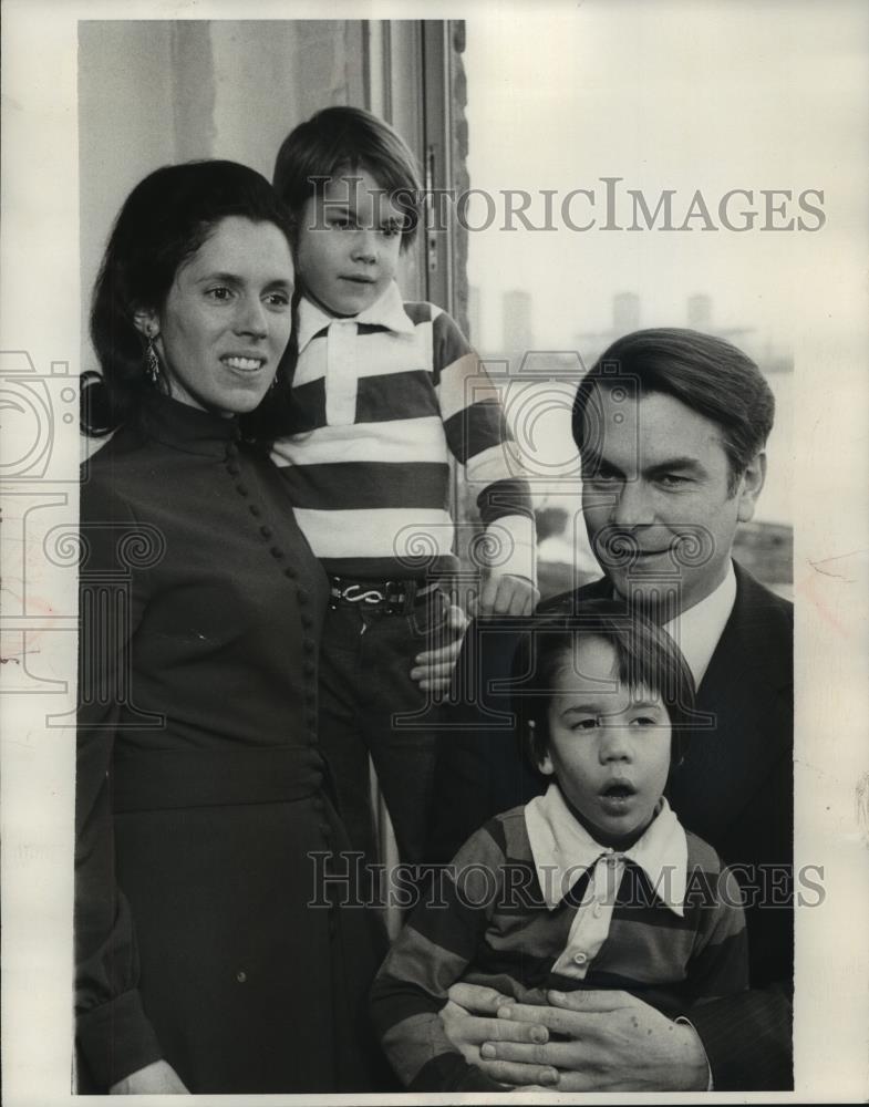1977 Press Photo Doctor David Owen and family at home, foreign secretary, London - Historic Images