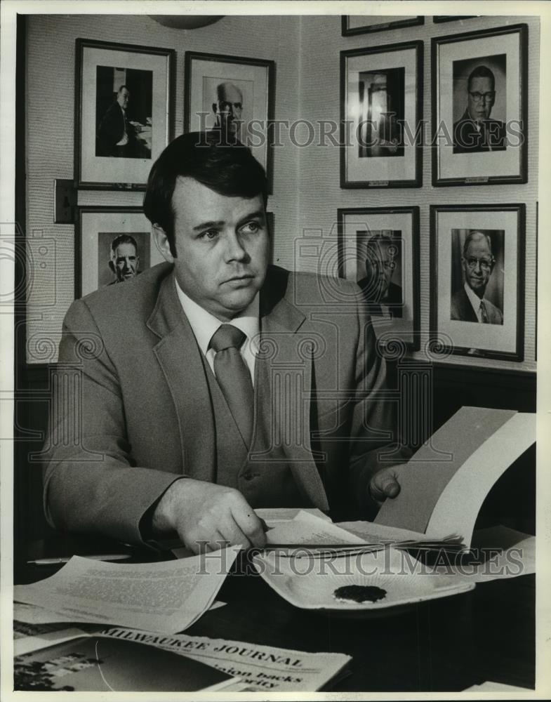 1982 Press Photo John Huber, Real Estate Investor In Milwaukee - mjb55464 - Historic Images