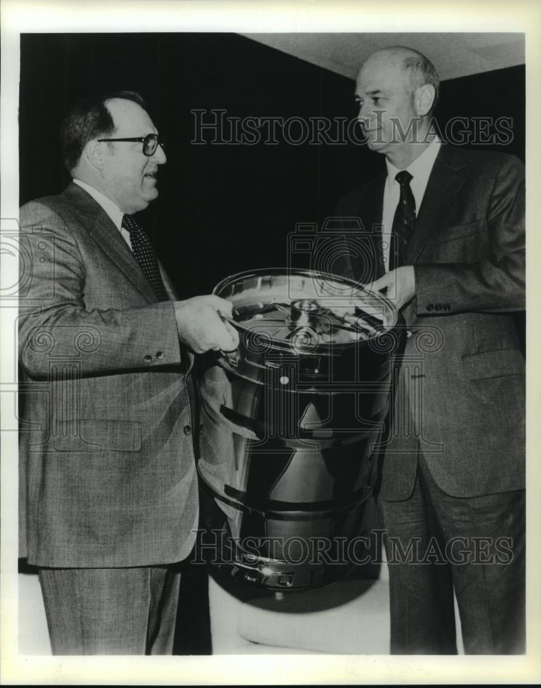 1980 Press Photo David Zart presents gold plated beer keg to William Howell - Historic Images