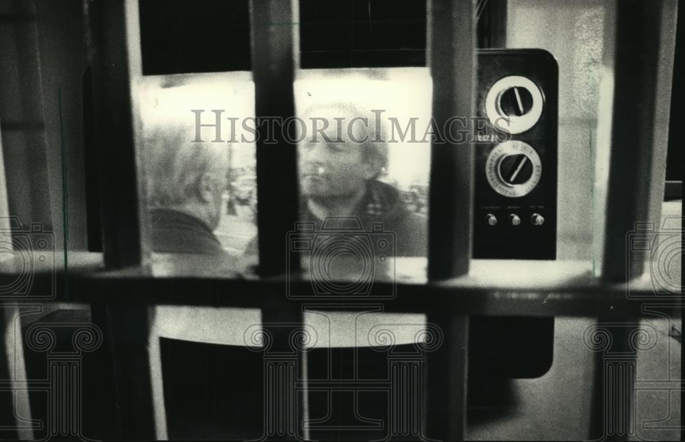 1988 Press Photo Milwaukee County Jail Inmates Watch TV through cell bars - Historic Images