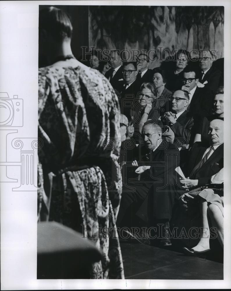 1986 Press Photo Cy Rice, drama columnist, at performance of &quot;Adam&quot;, Marquette - Historic Images