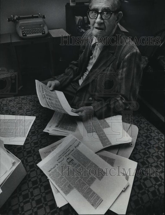 1977 Press Photo Cy Rice, drama columnist with his "clippings" in Milwaukee - Historic Images